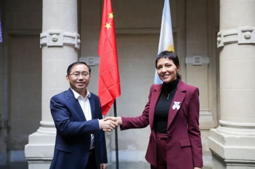 Mayra se reunió con representantes del gobierno de Chongqing para promover inversiones en Quilmes