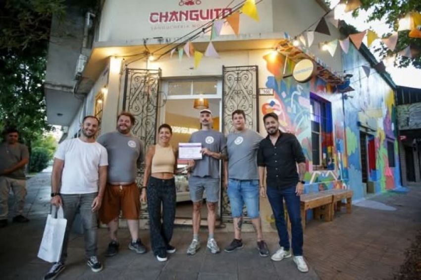Mayra entregó el certificado de habilitación a un local gastronómico