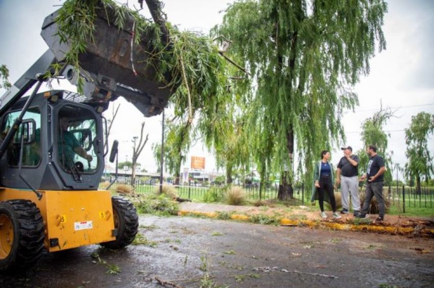 Mayra supervisó los trabajos de limpieza tras la tormenta en el Triángulo de Bernal