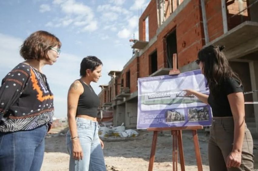 Mayra y la ministra Batakis recorrieron la obra de 28 viviendas en el Barrio La Odisea de Quilmes Oeste