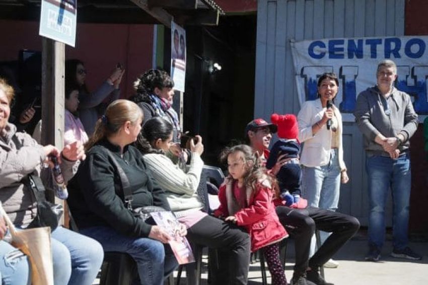 Mayra visitó el punto solidario y centro comunitario El Hornero y dialogó con vecinos y vecinas