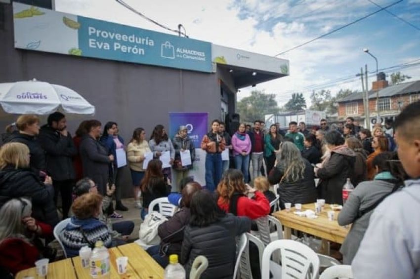 Mayra presentó la tarjeta «Somos Quilmes Solidaria»