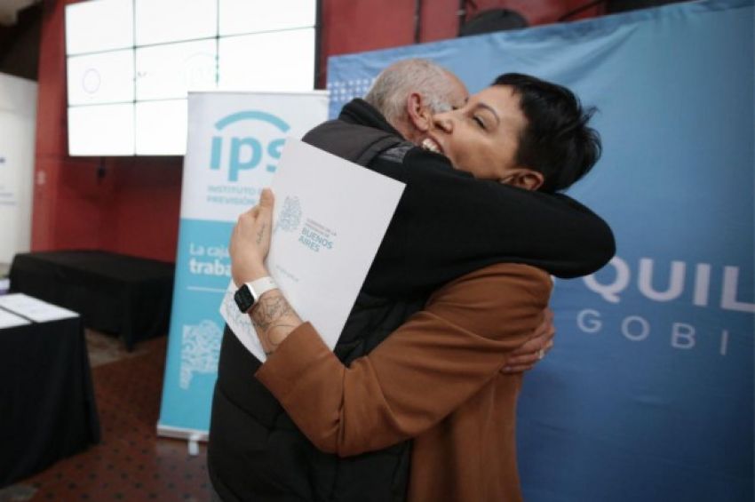 Mayra entregó más de 20 nuevas resoluciones a jubilados y pensionados del IPS
