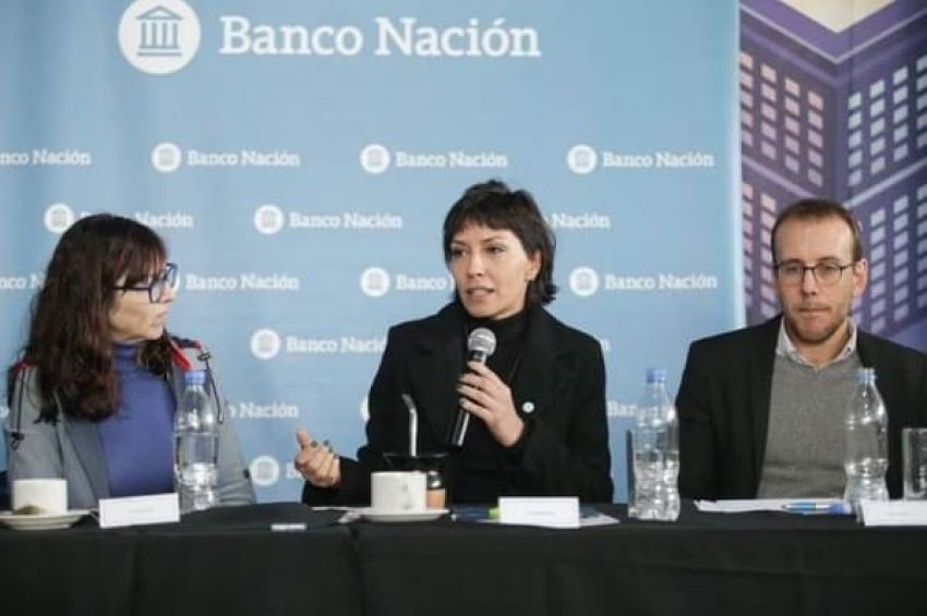 Mayra Mendoza y Silvina Batakis junto a jóvenes empresarios quilmeños