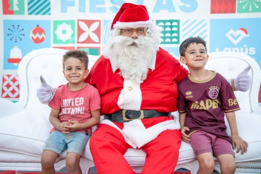 Papá Noel recorre Lanús con los Bomberos Voluntarios, en vísperas de Navidad