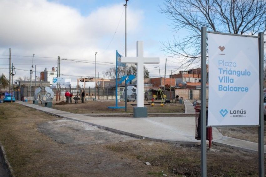 Lanús Gobierno avanza con la puesta en valor de la Plaza Triángulo Villa Balcarce en Remedios de Escalada