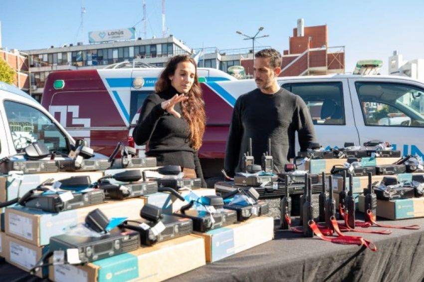 Lanús Gobierno sumó 23 nuevos radios y 10 handies para fortalecer el Sistema de Emergencias