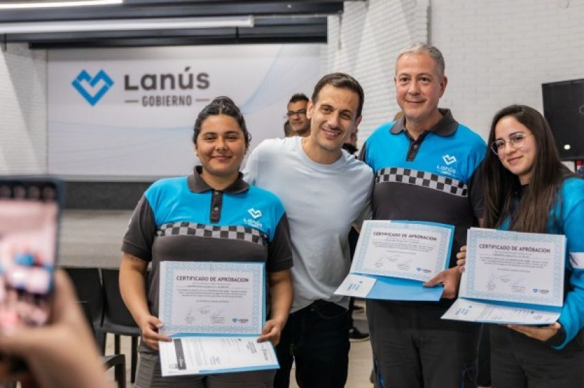 Lanús Gobierno entregó certificados y licencias de conducir a nuevos motoristas de Seguridad Ciudadana