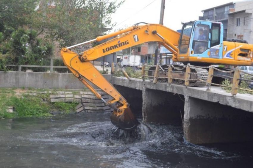 El municipio de Quilmes refuerza los trabajos de limpieza de sumideros y desobstrucción de los arroyos
