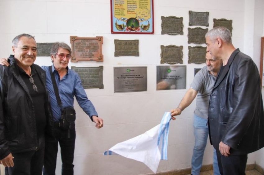 Ferraresi colocó una placa homenaje a combatientes de Malvinas en la Primaria N°14