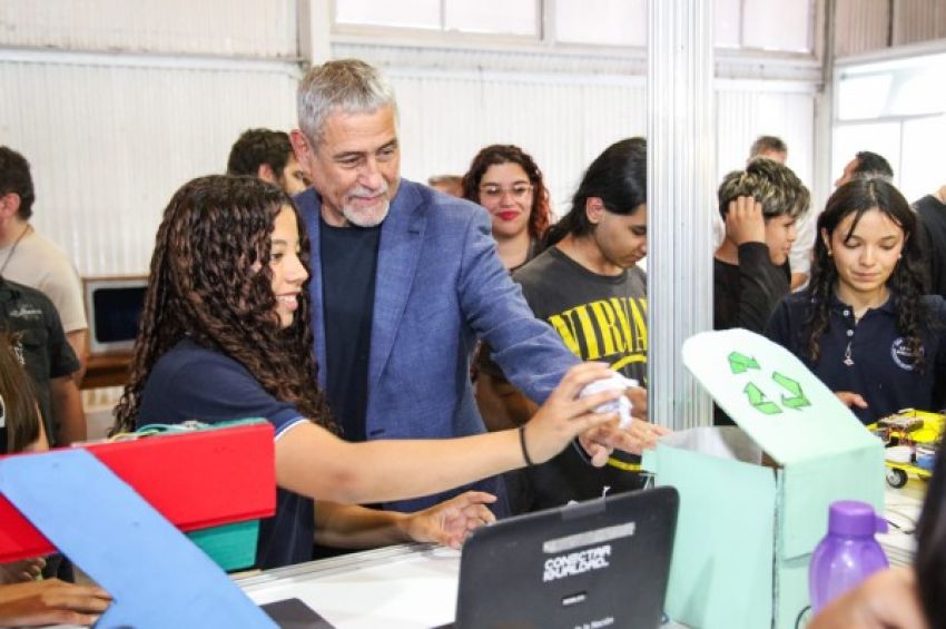 Jorge Ferraresi visitó la Expo Escuelas Técnicas 2024