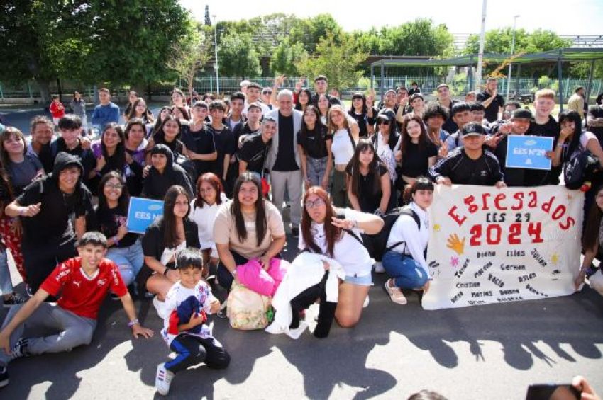 Ferraresi despidió a estudiantes del Programa «Tu viaje de egresados solidario»