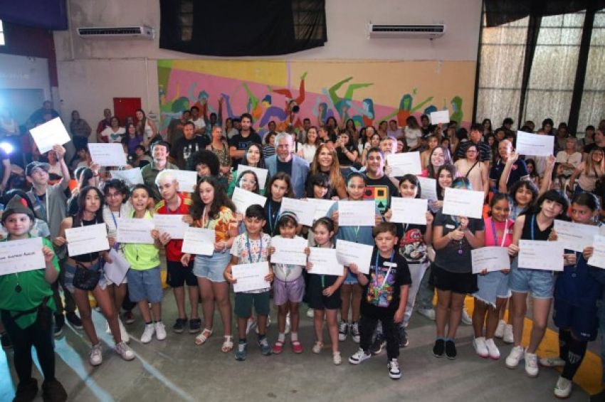 Ferraresi entregó medallas y diplomas a los egresados de la Escuela Municipal de Circo