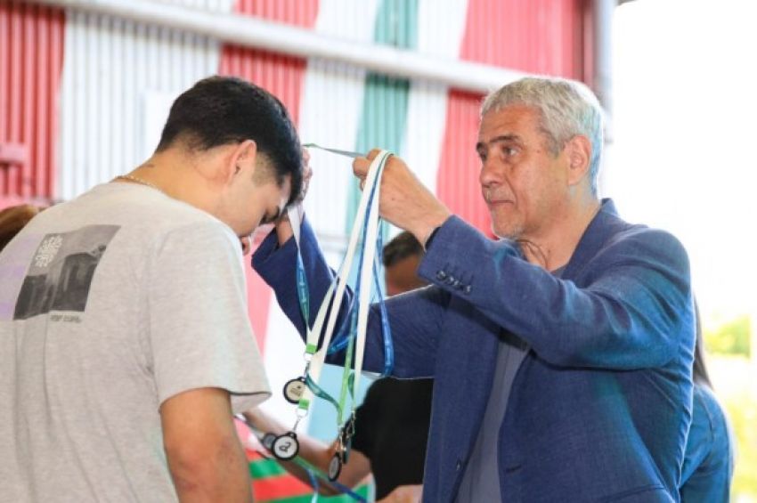 Ferraresi encabezó el acto de egreso de 500 alumnos del Programa FinES