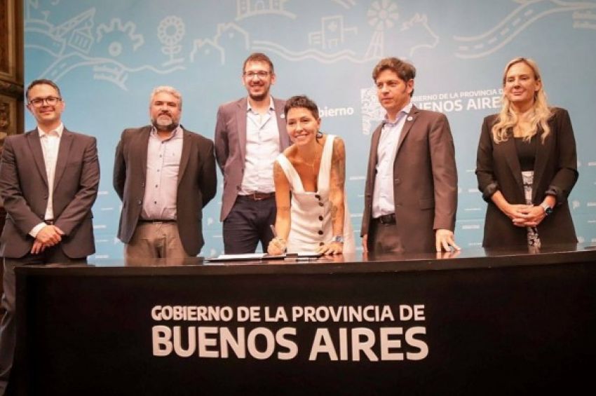 Mayra firmó la adquisición de un camión Tector compactador de residuos de carga lateral y 100 contenedores