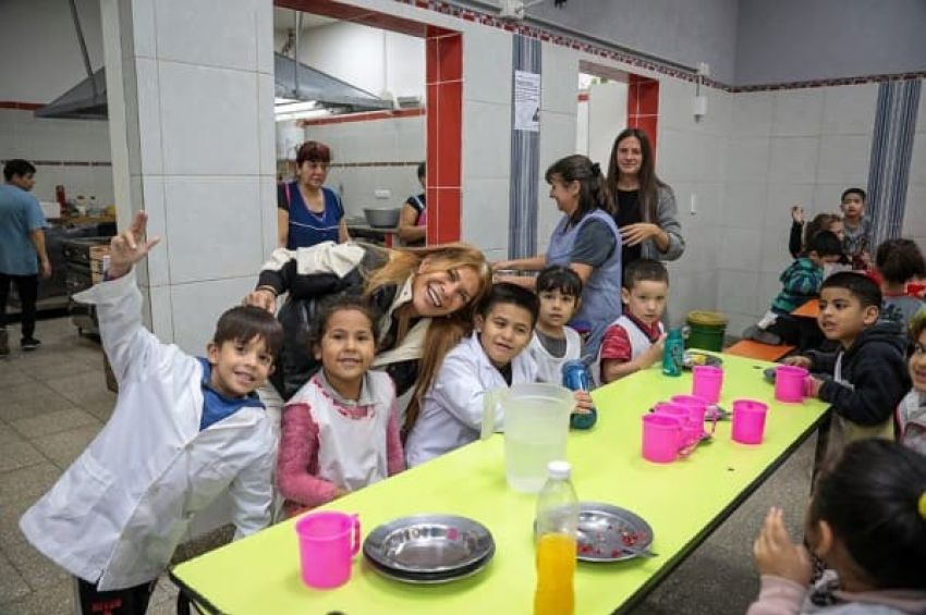 Magdalena Sierra visitó el comedor de la Escuela Primaria N° 32