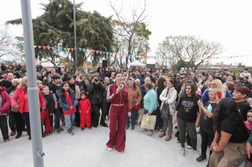 Mayra inauguró la puesta en valor integral de la Plaza Santo Domingo de Ezpeleta Oeste acompañada por cientos de vecinos