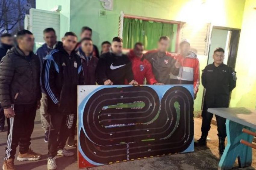 En una cárcel de La Matanza elaboraron una pista de autos Scalextric para donar a un comedor de Lanús