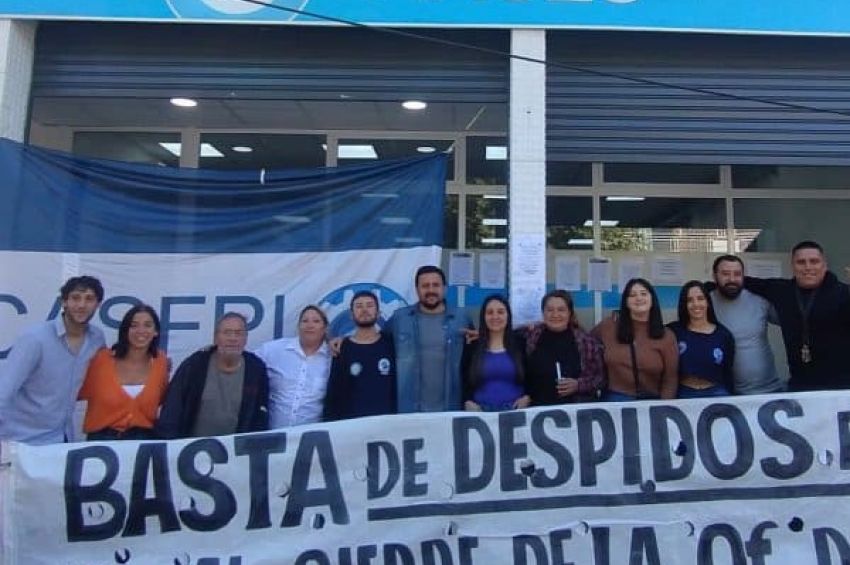 Protesta de trabajadores y vecinos por el cierre de la oficina de Anses en Dock Sud