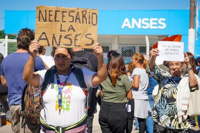 Protestas por la intención del Gobierno de Milei de cerrar la oficina de ANSES en Ezpeleta