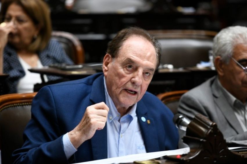 Carlos Heller consideró que el texto del DNU «no es serio»
