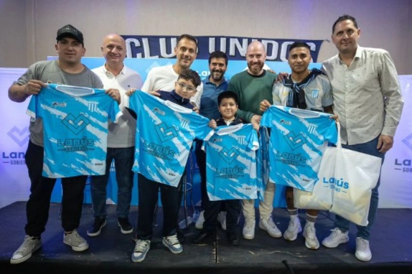 Lanús Gobierno entregó camisetas a 19 instituciones en el marco del programa Clubes en Marcha