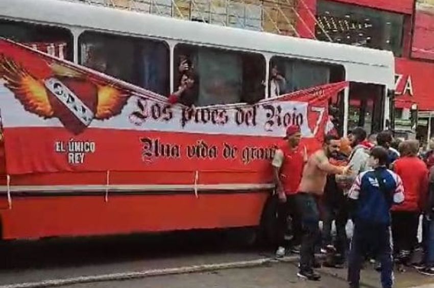 Hinchas de Independiente atacaron la sede de Racing