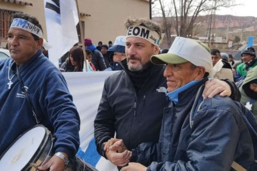 Hernán Doval junto a los trabajadores municipales en Jujuy