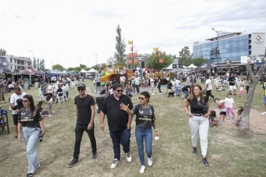 Mayra recorrió la nueva jornada del «Festival Cervecero, Edición San Patricio» junto a miles de personas