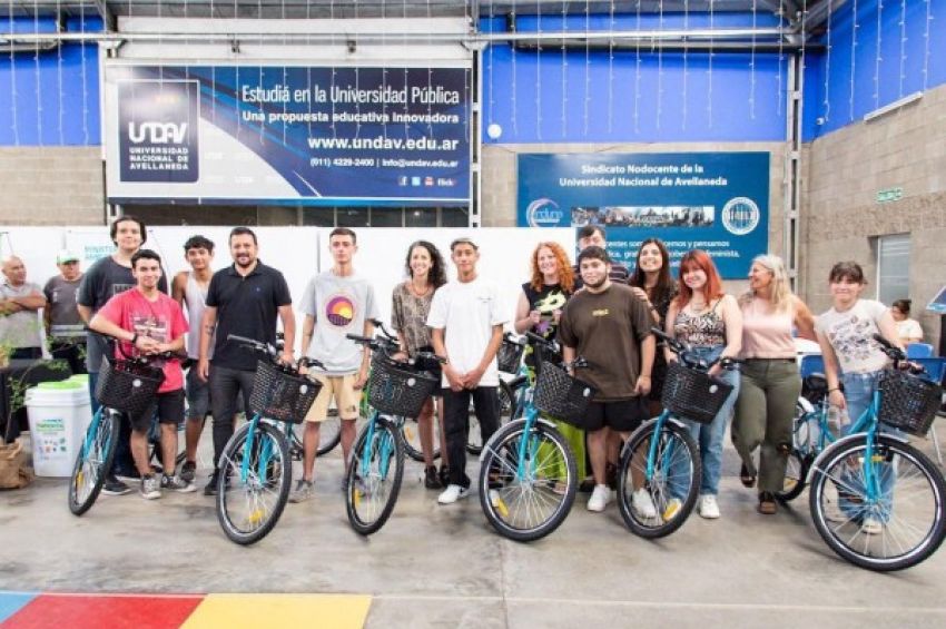 Daniela Vilar y Emmanuel Santalla entregaron un camión a cooperativas de reciclado y bicicletas a estudiantes secundarios