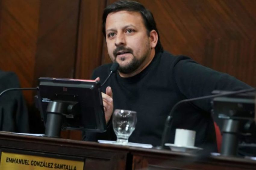 El senador de Avellaneda Emmanuel Santalla propone restringir los celulares en las escuelas