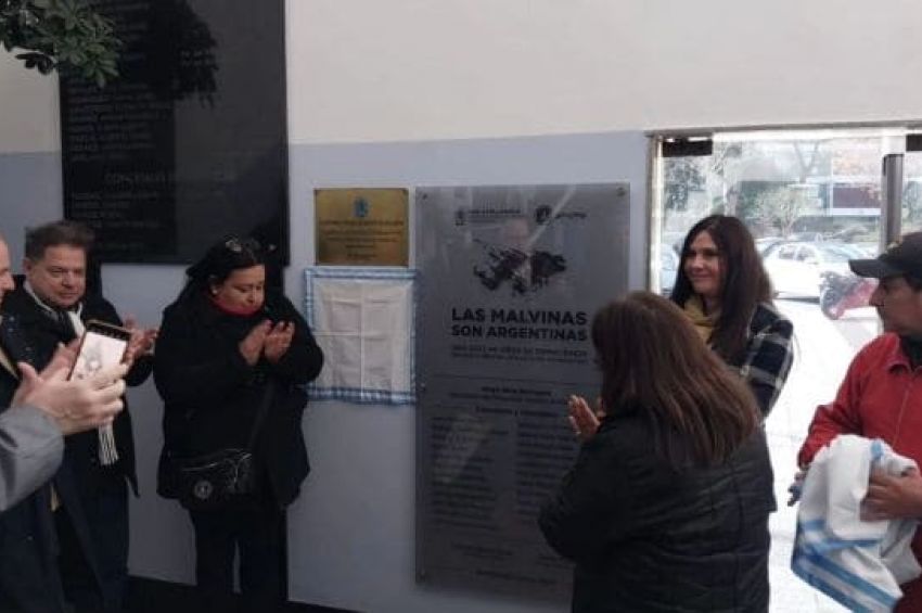 Descubrieron placas en homenaje a veteranos y a los 10 avellanedenses caídos en la guerra de Malvinas