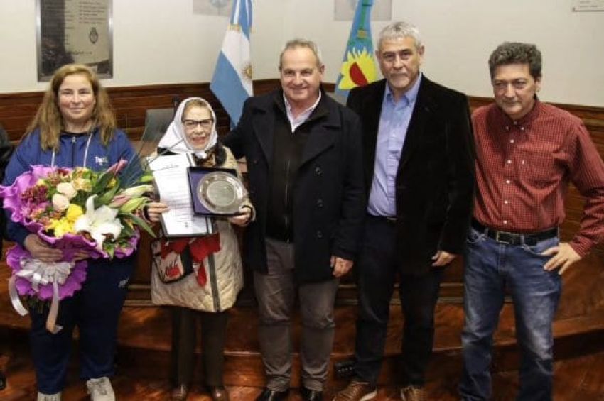 Mientras realizaban un acto negacionista en CABA, en Avellaneda distinguieron a una Abuela de Plaza de Mayo