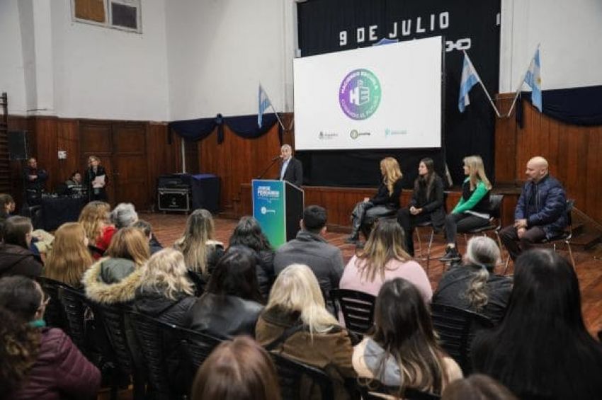 Ferraresi entregó $279 millones en subsidios para obras en 54 escuelas
