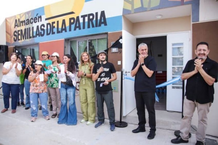 Ferraresi inauguró un almacén popular y una plaza en Barrio Azul