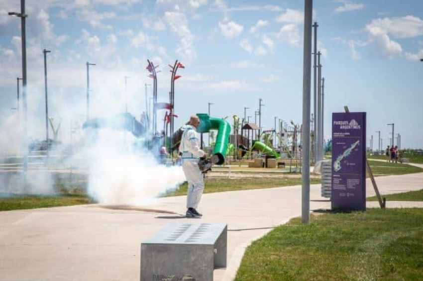 Operativo de fumigación en el Parque de la Ribera de Quilmes por la invasión de mosquitos