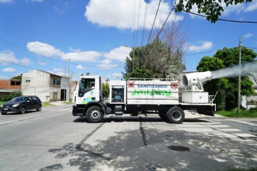 Ante la invasión de mosquitos, el municipio de Avellaneda fumiga la ciudad