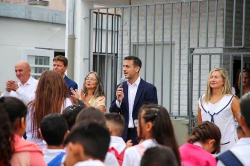 Julián Álvarez inauguró el ciclo lectivo en una escuela primaria y un jardín de infantes