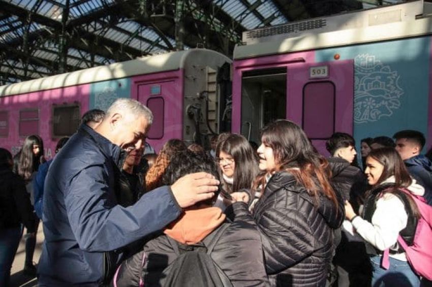 Ferraresi despidió a estudiantes que partieron a Mar del Plata en viaje de egresados solidario