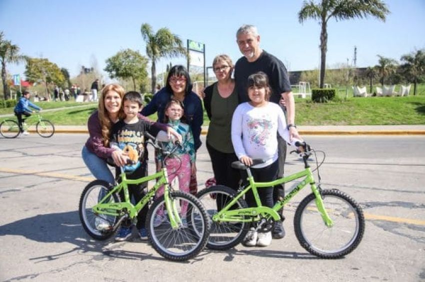 Jorge Ferraresi y Magdalena Sierra entregaron 1300 bicicletas en Área X
