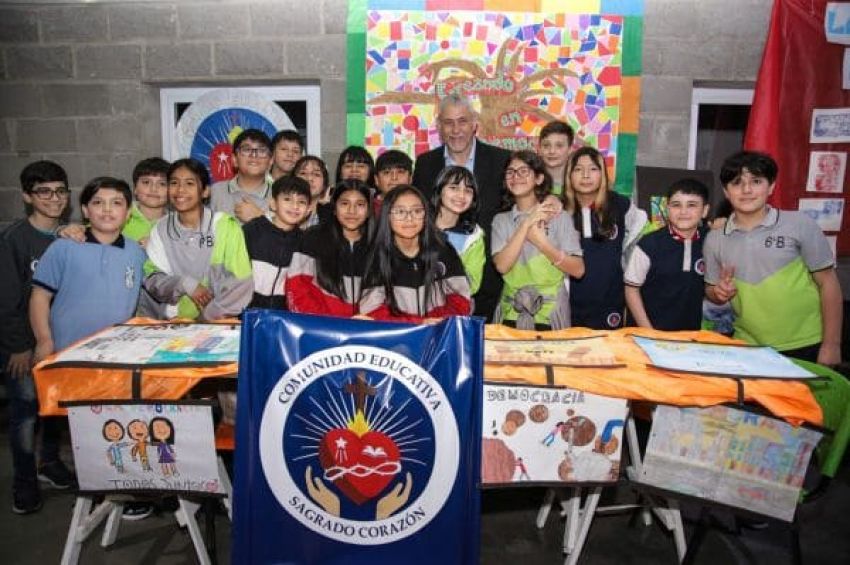 Ferraresi presenció la muestra de arte de niños y niñas de nivel primario en La Casa del Bicentenario