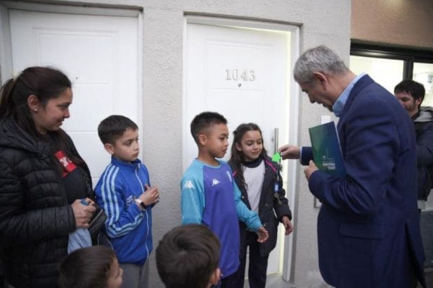 Estado presente: Ferraresi entregó más viviendas en Villa Vagón