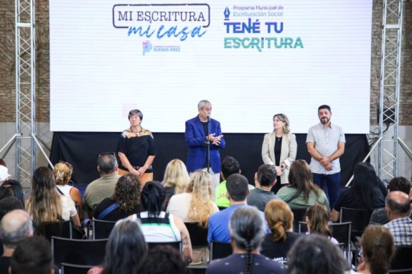 Ferraresi entregó escrituras a familias de Avellaneda