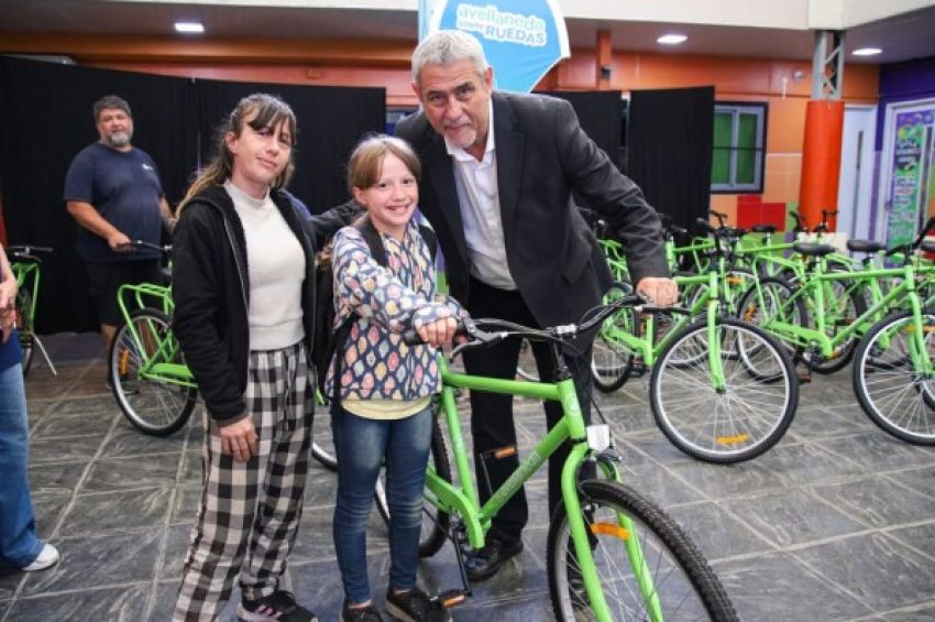 Ferraresi entregó bicicletas a estudiantes primarios de Villa Inflamable