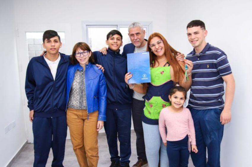 Ferraresi entregó «más viviendas para los y las avellanedenses»