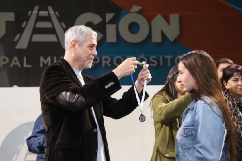 Ferraresi entregó medallas y certificados a alumnos del programa FinEs