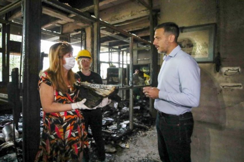 Incendio en el Colegio Piedrabuena: Julián Álvarez recorrió la institución para coordinar las acciones de reparación