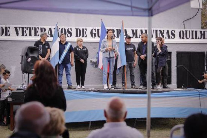 Mayra Mendoza junto a veteranos de Malvinas a 41 años de la guerra