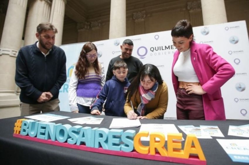 Mayra y la ministra Batakis entregaron 36 créditos del Banco Provincia para viviendas