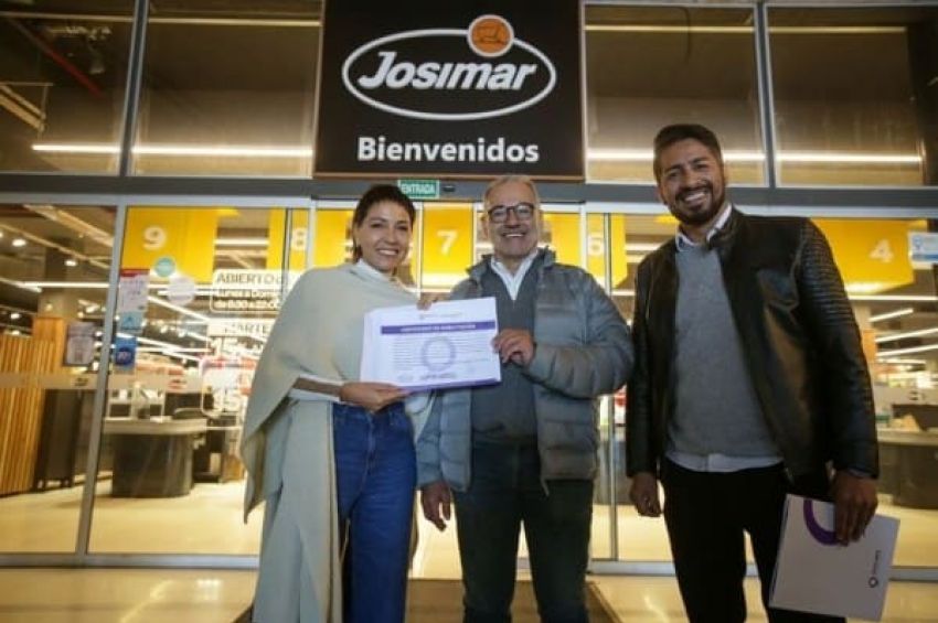 Mayra Mendoza le entregó la habilitación al Supermercado Josimar